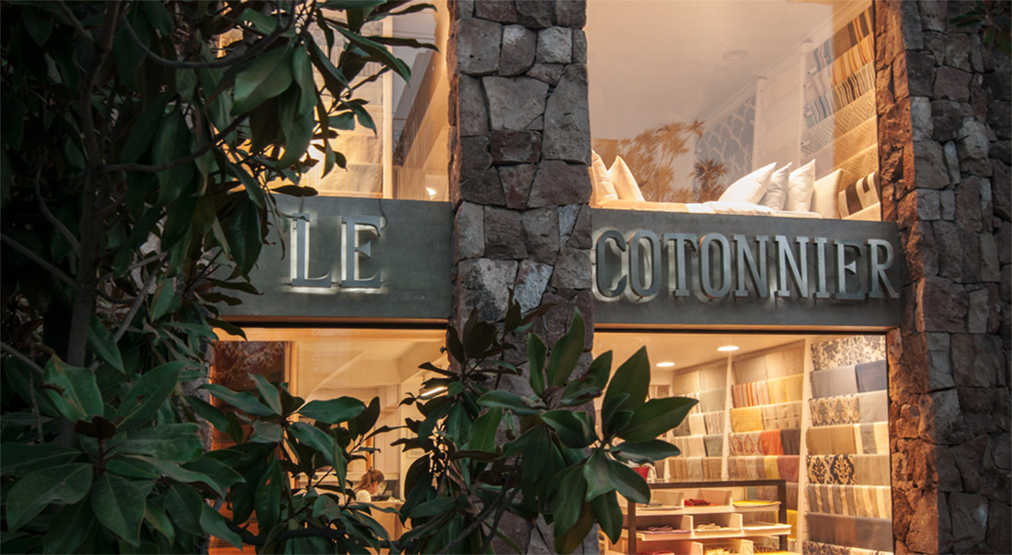 <p>Le Cotonnier fue creada principios de los años 90, para poder entregar de manera directa sus diseños exclusivos de tapicería, cortinaje, ropa de cama, mantelería, juegos de terraza y alfombras.</p>