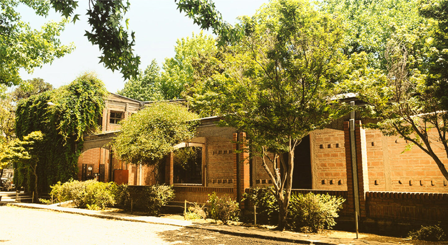 <p>Algodonera Colón fue fundada a fines de los años 40. Actualmente es la empresa textil con mayor trayectoria del país, siendo un gran referente en la producción de textiles en Chile y Latinoamérica. Desde sus inicios se ha dedicado a la manufactura de telas para el hogar, hotelería, clínicas e instituciones.</p>